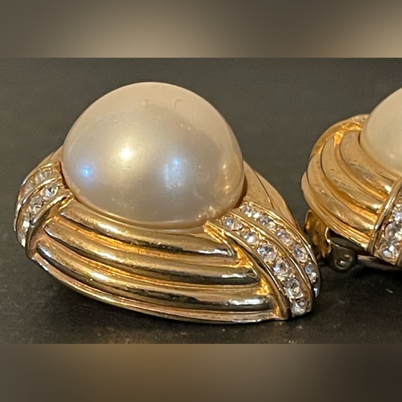 Vintage Ciner Faux Pearl Tear Drop Swarovski Crystal Clip-on Earrings - Picture 4 of 9